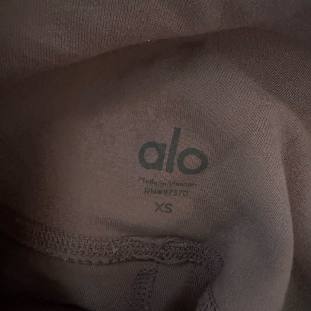 *** SOLD*** Alo yoga leggings - Picture 5 of 5